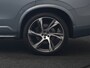 Volvo XC90 T8 Recharge AWD R-Design 7 Persoons Long Range PHEV 456pk Dealer O.H | Luchtvering | Trekhaak Af Fabriek | Panodak | 360 Camera | Adaptive Cruise | Harman / Kardon | Alcantara Sportstoelen Memory & Verwarmd | Keyless | Pilot Assist | Apple Carplay | Stuur Verwarmd | BLIS | Adaptive LED | Navigatie | Virtual | DAB | 22"L.M | Plug In Hybrid |