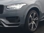 Volvo XC90 T8 Recharge AWD R-Design 7 Persoons Long Range PHEV 456pk Dealer O.H | Luchtvering | Trekhaak Af Fabriek | Panodak | 360 Camera | Adaptive Cruise | Harman / Kardon | Alcantara Sportstoelen Memory & Verwarmd | Keyless | Pilot Assist | Apple Carplay | Stuur Verwarmd | BLIS | Adaptive LED | Navigatie | Virtual | DAB | 22"L.M | Plug In Hybrid |