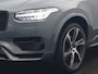 Volvo XC90 T8 Recharge AWD R-Design 7 Persoons Long Range PHEV 456pk Dealer O.H | Luchtvering | Trekhaak Af Fabriek | Panodak | 360 Camera | Adaptive Cruise | Harman  / Kardon | Alcantara Sportstoelen Memory & Verwarmd | Keyless | Pilot Assist | Apple Carplay | Stuur Verwarmd | BLIS | Adaptive LED | Navigatie | Virtual | DAB | 22"L.M | Plug In Hybrid |