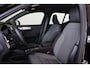 Volvo XC40 B4 Plus Dark - IntelliSafe Assist & Surround - Harman/Kardon audio - Parkeercamera achter - Verwarmde voorstoelen & stuur - Parkeersensoren voor & achter - Elektr. bedienb. voorstoelen met geheugen links - Draadloze tel. lader - Inklapbare trekhaak - 19' LMV