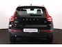 Volvo XC40 B4 Plus Dark - IntelliSafe Assist & Surround - Harman/Kardon audio - Parkeercamera achter - Verwarmde voorstoelen & stuur - Parkeersensoren voor & achter - Elektr. bedienb. voorstoelen met geheugen links - Draadloze tel. lader - Inklapbare trekhaak - 19' LMV