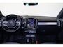 Volvo XC40 B4 Plus Dark - IntelliSafe Assist & Surround - Harman/Kardon audio - Parkeercamera achter - Verwarmde voorstoelen & stuur - Parkeersensoren voor & achter - Elektr. bedienb. voorstoelen met geheugen links - Draadloze tel. lader - Inklapbare trekhaak - 19' LMV
