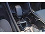 Volvo XC40 B4 Plus Dark - IntelliSafe Assist & Surround - Harman/Kardon audio - Parkeercamera achter - Verwarmde voorstoelen & stuur - Parkeersensoren voor & achter - Elektr. bedienb. voorstoelen met geheugen links - Draadloze tel. lader - Inklapbare trekhaak - 19' LMV