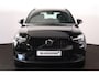 Volvo XC40 B4 Plus Dark - IntelliSafe Assist & Surround - Harman/Kardon audio - Parkeercamera achter - Verwarmde voorstoelen & stuur - Parkeersensoren voor & achter - Elektr. bedienb. voorstoelen met geheugen links - Draadloze tel. lader - Inklapbare trekhaak - 19' LMV