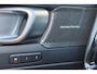 Volvo XC40 B4 Plus Dark - IntelliSafe Assist & Surround - Harman/Kardon audio - Parkeercamera achter - Verwarmde voorstoelen & stuur - Parkeersensoren voor & achter - Elektr. bedienb. voorstoelen met geheugen links - Draadloze tel. lader - Inklapbare trekhaak - 19' LMV