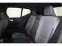 Volvo XC40 B4 Plus Dark - IntelliSafe Assist & Surround - Harman/Kardon audio - Parkeercamera achter - Verwarmde voorstoelen & stuur - Parkeersensoren voor & achter - Elektr. bedienb. voorstoelen met geheugen links - Draadloze tel. lader - Inklapbare trekhaak - 19' LMV