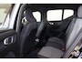 Volvo XC40 B4 Plus Dark - IntelliSafe Assist & Surround - Harman/Kardon audio - Parkeercamera achter - Verwarmde voorstoelen & stuur - Parkeersensoren voor & achter - Elektr. bedienb. voorstoelen met geheugen links - Draadloze tel. lader - Inklapbare trekhaak - 19' LMV