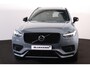 Volvo XC90 T8 Recharge AWD R-Design - Panorama/schuifdak - IntelliSafe Assist & Surround - 360º Camera - Harman/Kardon audio - Adaptieve LED koplampen - Verwarmde voorstoelen, stuur & achterbank - Parkeersensoren voor & achter - Elektr. bedienb. voorstoelen met geheugen - Draadloze tel. lader - Extra getint glas - Inklapbare trekhaak - 20' LMV