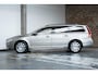Volvo V70 D3 Classic Edition | Dealer onderhouden | Lederen bekleding | Bi-xenon met adaptieve verlichting | Verwarmbare voorruit | Verwarmbare voorstoelen | Noodreservewiel | Elektrisch bedienbare achterklep | Parkeerverwarming | Volvo On Call |