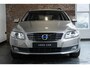 Volvo V70 D3 Classic Edition | Dealer onderhouden | Lederen bekleding | Bi-xenon met adaptieve verlichting | Verwarmbare voorruit | Verwarmbare voorstoelen | Noodreservewiel | Elektrisch bedienbare achterklep | Parkeerverwarming | Volvo On Call |