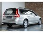 Volvo V70 D3 Classic Edition | Dealer onderhouden | Lederen bekleding | Bi-xenon met adaptieve verlichting | Verwarmbare voorruit | Verwarmbare voorstoelen | Noodreservewiel | Elektrisch bedienbare achterklep | Parkeerverwarming | Volvo On Call |