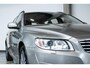 Volvo V70 D3 Classic Edition | Dealer onderhouden | Lederen bekleding | Bi-xenon met adaptieve verlichting | Verwarmbare voorruit | Verwarmbare voorstoelen | Noodreservewiel | Elektrisch bedienbare achterklep | Parkeerverwarming | Volvo On Call |
