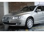 Volvo V70 D3 Classic Edition | Dealer onderhouden | Lederen bekleding | Bi-xenon met adaptieve verlichting | Verwarmbare voorruit | Verwarmbare voorstoelen | Noodreservewiel | Elektrisch bedienbare achterklep | Parkeerverwarming | Volvo On Call |