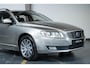 Volvo V70 D3 Classic Edition | Dealer onderhouden | Lederen bekleding | Bi-xenon met adaptieve verlichting | Verwarmbare voorruit | Verwarmbare voorstoelen | Noodreservewiel | Elektrisch bedienbare achterklep | Parkeerverwarming | Volvo On Call |
