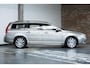 Volvo V70 D3 Classic Edition | Dealer onderhouden | Lederen bekleding | Bi-xenon met adaptieve verlichting | Verwarmbare voorruit | Verwarmbare voorstoelen | Noodreservewiel | Elektrisch bedienbare achterklep | Parkeerverwarming | Volvo On Call |