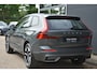Volvo XC60 T6 Plug-in hybrid AWD Ultra Dark | Trekhaak | Panoramadak | Head up display | 360 graden camera | Verwarmbare voorstoelen stuurwiel en achterbank | Premium audio by Harman Kardon |