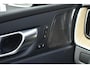 Volvo XC60 T6 Plug-in hybrid AWD Ultra Dark | Trekhaak | Panoramadak | Head up display | 360 graden camera | Verwarmbare voorstoelen stuurwiel en achterbank | Premium audio by Harman Kardon |