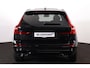 Volvo XC60 T6 Recharge AWD Ultra Black Edition - Panorama/schuifdak - IntelliSafe Assist & Surround - 360º Camera - Harman/Kardon audio - Adaptieve LED koplampen - Verwarmde voorstoelen, stuur & achterbank - Parkeersensoren voor & achter - Elektr. bedienb. voorstoelen met geheugen - Head up display - Draadloze tel. lader - Extra getint glas - Inklapbare trekhaak - 21' LMV