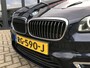 BMW 2-Serie Active Tourer 218i 136PK AUTOM. H.E. : LEER/PANO/HUD NAVI/LED/KEYLESS/2xPDC/ - 2E.EIG - NL AUTO - KM=NAP -