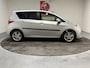 Toyota Verso-S 1.3 VVT-i Dynamic, Camera, Cruise, Clima, Panodak, Trekhaak, Navi, Telefoon, Blue tooth, Lichtmetaal, Prijs incl. nieuwe apk, beurt en 3 mnd garantie