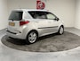 Toyota Verso-S 1.3 VVT-i Dynamic, Camera, Cruise, Clima, Panodak, Trekhaak, Navi, Telefoon, Blue tooth, Lichtmetaal, Prijs incl. nieuwe apk, beurt en 3 mnd garantie