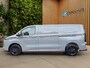 Ford Transit Custom Dubbel Cab. Grey Platinum | Leer | Spoilerpakket | Striping | AGR | Zwarte Accenten | Excl. sierstrippen carrosseriezijde
