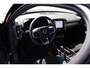 Volvo EX40 Twin Motor Plus Black Edition 82 kWh | Achterbank met armsteun en skiluik | Apple Carplay & Android Auto | Audio installatie premium | Cruise control adaptief met Stop&Go en stuurhulp | Electronic climate controle | Metaal-/micakleur | Warmtepomp
