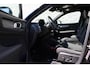 Volvo EX40 Twin Motor Plus Black Edition 82 kWh | Achterbank met armsteun en skiluik | Apple Carplay & Android Auto | Audio installatie premium | Cruise control adaptief met Stop&Go en stuurhulp | Electronic climate controle | Metaal-/micakleur | Warmtepomp