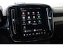 Volvo EX40 Twin Motor Plus Black Edition 82 kWh | Achterbank met armsteun en skiluik | Apple Carplay & Android Auto | Audio installatie premium | Cruise control adaptief met Stop&Go en stuurhulp | Electronic climate controle | Metaal-/micakleur | Warmtepomp