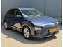 Hyundai Kona Electric EV Limited 64 kWh / Dealer Onderhouden / Origineel Nederlands / SOH 100% / Lederen Bekleding / Elektrisch Vertelbare Stoelen / Navigatie + Apple Carplay & Android Auto / Stoelverwarming & Verkoeling / Warmtepomp / 3 Fase /