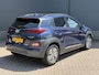 Hyundai Kona Electric EV Limited 64 kWh / Dealer Onderhouden / Origineel Nederlands / SOH 100% / Lederen Bekleding / Elektrisch Vertelbare Stoelen / Navigatie + Apple Carplay & Android Auto / Stoelverwarming & Verkoeling / Warmtepomp / 3 Fase /