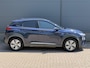 Hyundai Kona Electric EV Limited 64 kWh / Dealer Onderhouden / Origineel Nederlands / SOH 100% / Lederen Bekleding / Elektrisch Vertelbare Stoelen / Navigatie + Apple Carplay & Android Auto / Stoelverwarming & Verkoeling / Warmtepomp / 3 Fase /