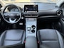 Hyundai Kona Electric EV Limited 64 kWh / Dealer Onderhouden / Origineel Nederlands / SOH 100% / Lederen Bekleding / Elektrisch Vertelbare Stoelen / Navigatie + Apple Carplay & Android Auto / Stoelverwarming & Verkoeling / Warmtepomp / 3 Fase /