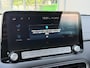 Hyundai Kona Electric EV Limited 64 kWh / Dealer Onderhouden / Origineel Nederlands / SOH 100% / Lederen Bekleding / Elektrisch Vertelbare Stoelen / Navigatie + Apple Carplay & Android Auto / Stoelverwarming & Verkoeling / Warmtepomp / 3 Fase /