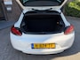 Volkswagen Scirocco 1.4 TSI / bj.2009 / kleur: wit / airco / half leder/ sportvelgen / scherm / APK 04/2027 en NAP met 233814 km.