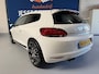 Volkswagen Scirocco 1.4 TSI / bj.2009 / kleur: wit / airco / half leder/ sportvelgen / scherm / APK 04/2027 en NAP met 233814 km.