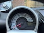 Peugeot 107 1.0 Access /bj.2012 / kleur: zwart / 5 deurs / airco / NAP met 136109 km.en APK tot 06/2027 / stereo / scherm / bellen