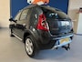 Dacia Sandero 1.6 Stepway / bj.2011 / kleur: grijs / airco / trekhaak / 5 deurs / Hoge Instap / APK 01/2027 / NAP met 158487 km.