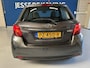 Toyota Yaris 1.0 VVT-i Now/bj.2016/kleur: grijs / airco/ 5 deurs/ NAP met 120028 km.en APK tot 10/2026/ Zeer nette en zuinige auto