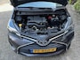 Toyota Yaris 1.0 VVT-i Now/bj.2016/kleur: grijs / airco/ 5 deurs/ NAP met 120028 km.en APK tot 10/2026/ Zeer nette en zuinige auto