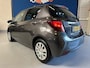 Toyota Yaris 1.0 VVT-i Now/bj.2016/kleur: grijs / airco/ 5 deurs/ NAP met 120028 km.en APK tot 10/2026/ Zeer nette en zuinige auto