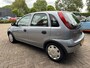 Opel Corsa 1.2-16V Essentia, bj.2003,grijs,5 deurs,airco,APK tot 10/2026 en NAP met 221140 km.stuurbekrachtiging,zeer zuinige auto