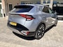 Kia Sportage 1.6 T-GDi Plug-in Hybrid AWD DynamicPlusLine 13.700 KILOMETER GEREDEN Panorama dak/Elektr. verst.b. verwarmde voorstoelen  Voor+achter/Dode hoek detectie /Elektr. verst.b. verw. spiegels/Climate contr. adapt./Lederen bekleding/Keless Entry+Start/Navi Full Map/S
