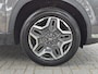 Hyundai Santa Fe 1.6 T-GDI PHEV Premium Sky / Dealer onderhouden / Fabrieksgarantie tot 03-2027 / Head Up Display  / Trekhaak afneembaar / Glazen schuif- en kanteldak / EAER bereik 58 km bereik stad 69 km / Trekgewicht 1350 kg / Stuur- Stoel & Achterbank verwarming / Elektrische achterklep /
