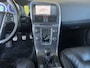 Volvo XC60 2.0 D3 R-Design Airco Cruise controle Leder Trekhaak 1600kg trekgewicht Parkeersensoren achter Stoelverwarming Bluetooth Navigatiesysteem Euro 5