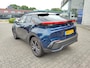 Toyota C-HR / C-HR+ 1.8 Hybrid 140 EXECUTIVE NL-AUTO 1E-EIG STOELVERW BLIND SPOT EL-ACHTERKLEP JBL-AUDIO EL-STOEL 19'' LM-VELGEN PARK-SENSOREN CLIMA AD-CRUISE APPLE/ANDROID