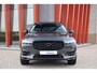 Volvo XC60 T6 Recharge AWD R-Design | Stoelverwarming | Trekhaak | Leder | 360° Camera | HUD | Pilot Assist | BLIS | Glossy Black | Keyless