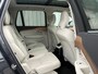Volvo XC90 2.0 T8 Recharge AWD R-Design / SoH accupakket 97% / Dealer onderhouden / 7 Persoons / Panoramisch schuif/kantel dak / Geheugenfunctie voorstoelen / Elektrisch wegklapbare trekhaak 2350 kg trekgewicht / Harman Kardon Audio / All Season banden / Apple CarPlay/Android Auto /
