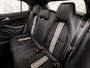Mercedes-Benz GLA 200 AMG Sport 156Pk Automaat (PANORAMADAK, APPLE CARPLAY, GROOT NAVI, CAMERA, LEDER, SPORTSTOELEN, ZWART HEMEL, GETINT GLAS, STOELVERWARMING, NIEUWSTAAT)