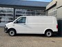 Volkswagen Transporter 2.0 TDI L2H1 Trekhaak 2200kg trekgewicht Imperiaal Euro 6 Airco Cruise controle Navigatie Apple carplay Parkeersensoren achter 2-Persoons